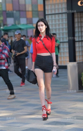 红衣热裤街拍美女