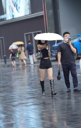 黑色牛仔热裤美女