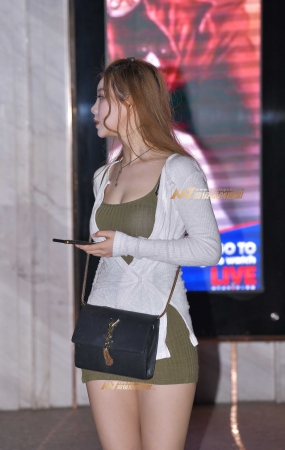 夜拍包臀小美女