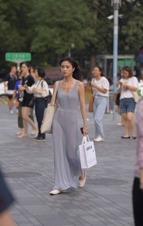街拍长裙小妹