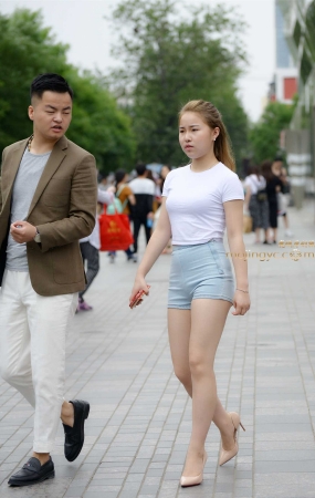 紧身牛仔热裤，裸色尖头细高跟