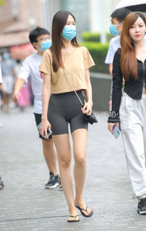 街拍短瑜伽裤人字拖小妹