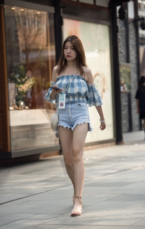 热裤美女