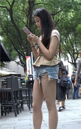 4K – 街拍超短牛仔热裤美女小姐姐 [455 MB]