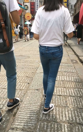 紧身牛仔裤妹子