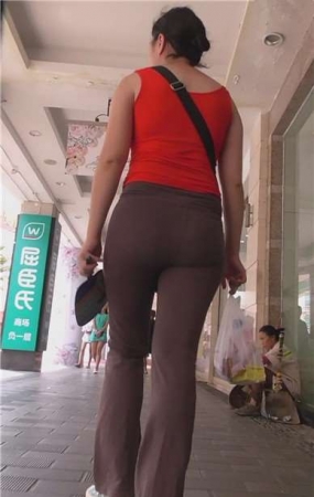 街拍红衣美臀丰腴肥臀少妇 [663 MB]