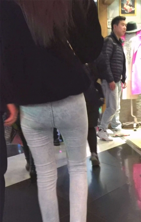 白色长腿美女比例很好