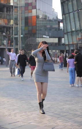 肉丝包屯裙好身材美女