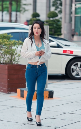 紧身牛仔模拍美女高清原图