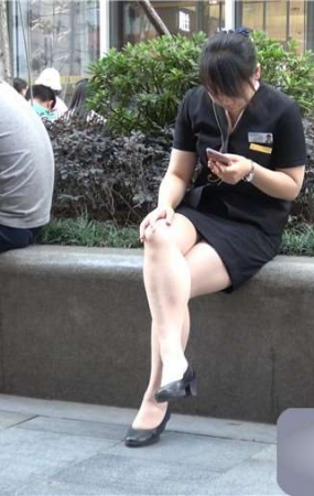 4k-花圃边玩手机凉丝足的制服街拍美女