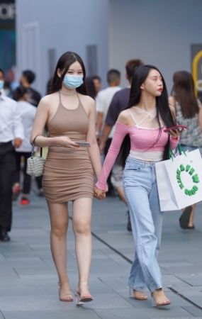 白皙短裙美眉