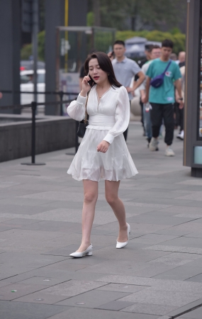 白色裙子美女
