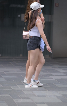 两个性感购物美女
