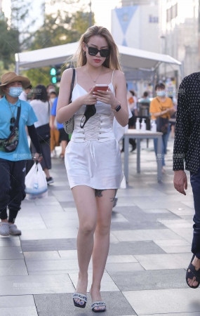 夏日吊带裙长腿美女