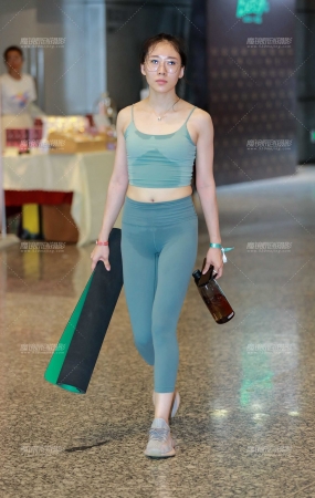 热汗瑜伽美女