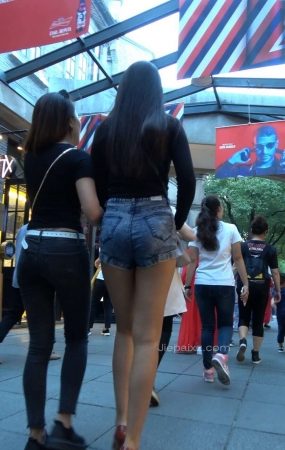 4K – 街拍顶级大长腿高跟美女悠闲下午茶 [1.29 GB/MP4]