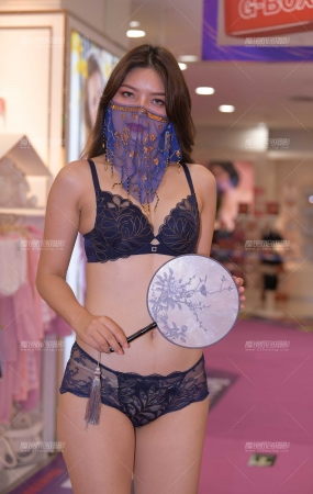 一模两套，性感迷人
