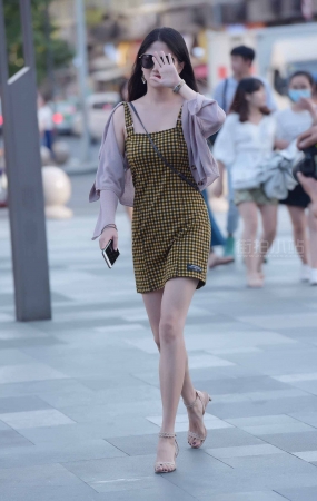 格子裙美女