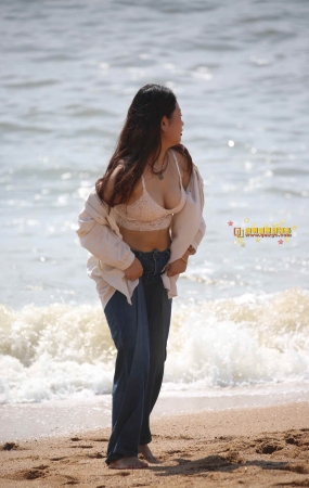 海边奔放的姑娘（20P)
