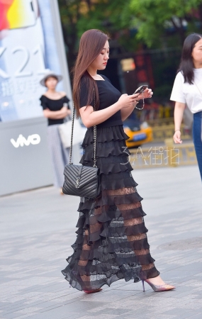 丰满时尚的蛋糕裙美女-16P