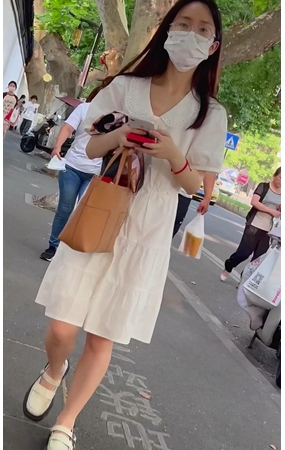 白色连衣裙美女
