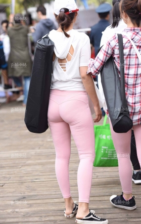 粉色美臀小妹