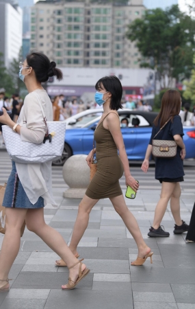 吊带包臀裙美女