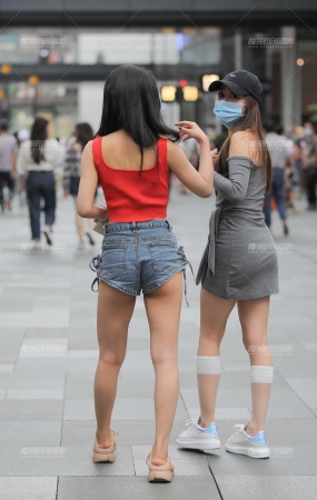 热裤美眉