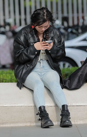 浅蓝牛仔裤女友