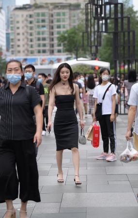 连体黑裙美女