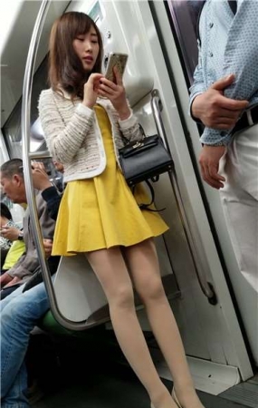 4k超清，地铁拍摄极品丝足高跟黄色短裙女神姐姐