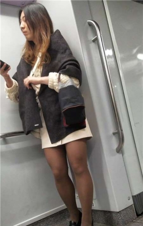 4K – 地铁上拍摄极品性感黑丝美腿气质女神
