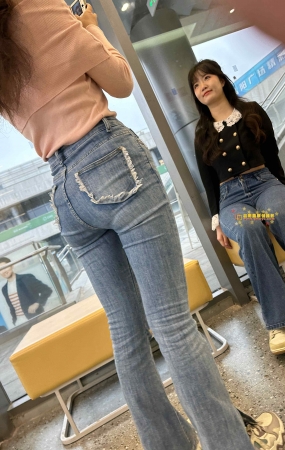 陪闺蜜拍照的妹子