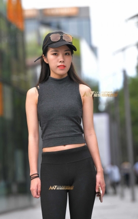 身材性感的紧身裤美女