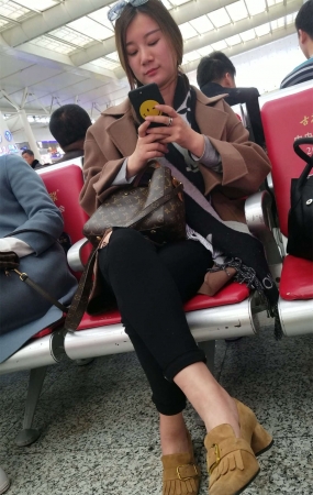高铁站候车的两个黑色紧裤漂亮美女