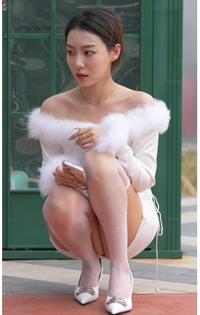 白裙美女【套图+视频】