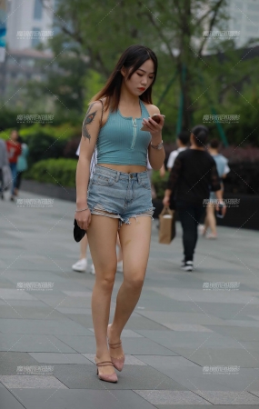 小背心，热裤大长腿