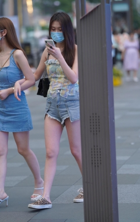 热裤美眉