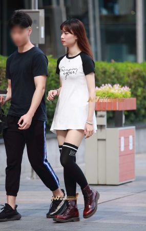 热裤，短袜，短靴