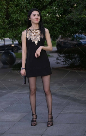 搭讪嘿丝黑裙美女