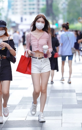 漂亮的白色热裤小姐姐
