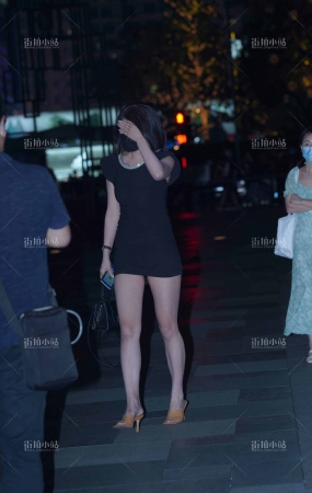 夜拍黑色包臀裙美女