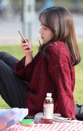 红色毛衣漂亮美女