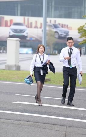 端庄的细高跟职工黑丝美女