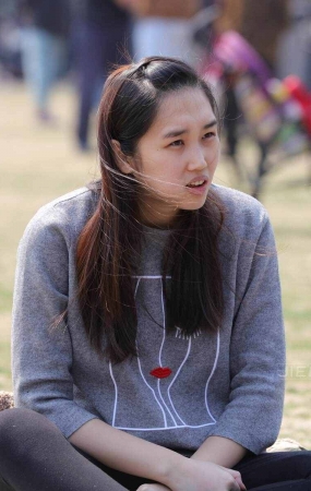 年轻小媳妇的踩脚裤
