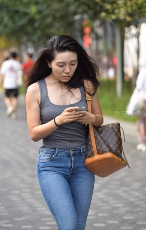 街拍丰腴的紧身蓝牛尤物