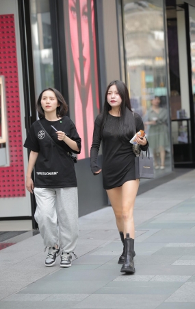 黑色连体短裙妹子