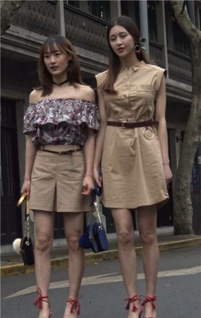 4K 街拍短裙凉高跟性感美女美女姐妹 2  [1.92 GB]
