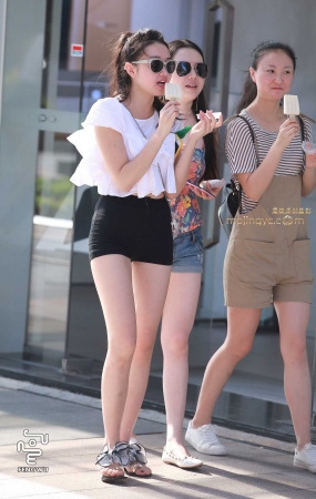 紧身热裤，美腿，拖鞋