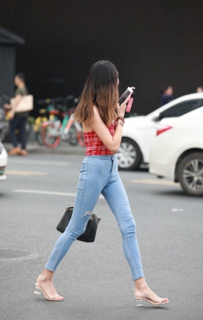 自信的牛仔小妹